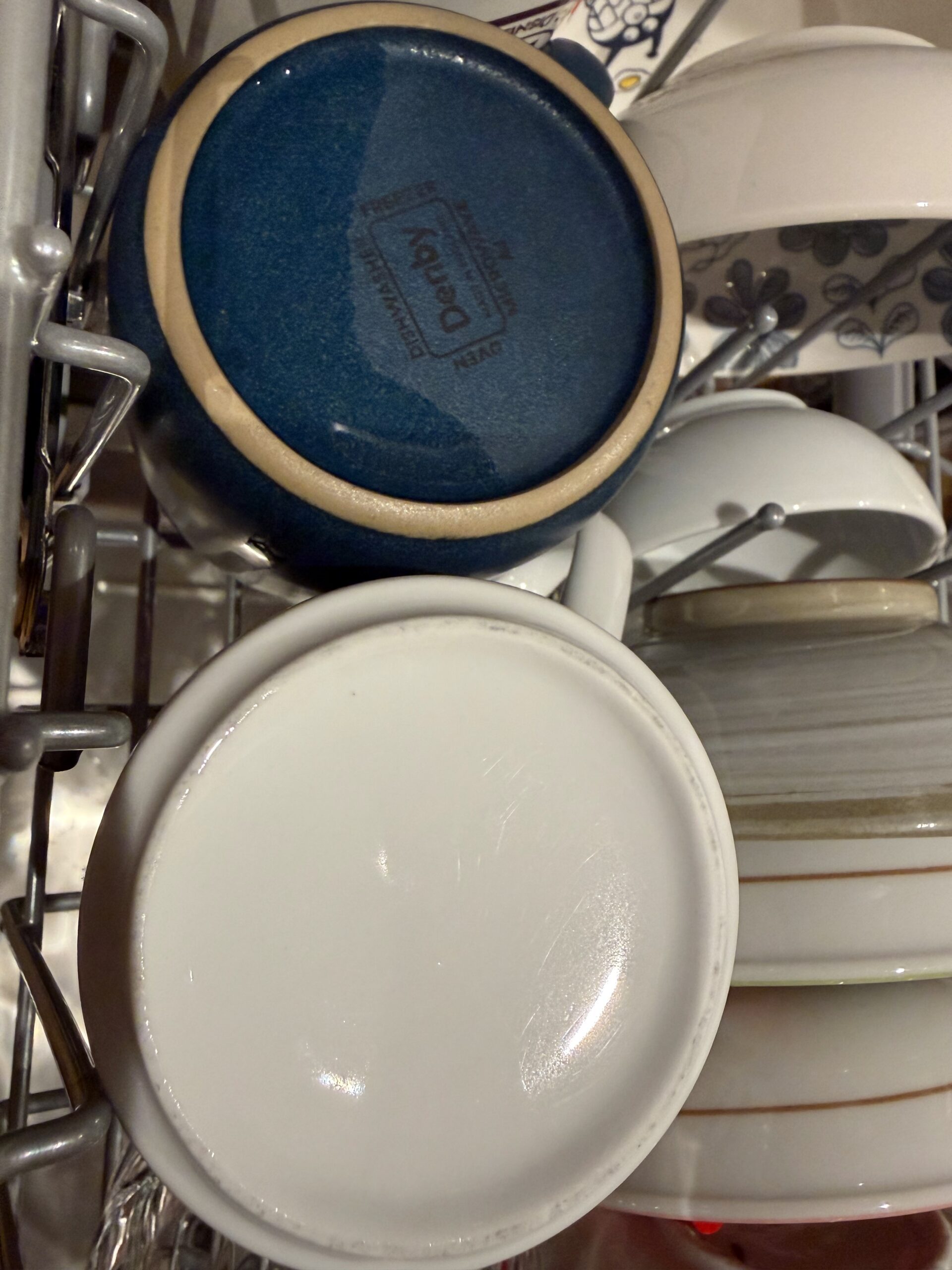 ジョイ ジェルタブで洗った後の食器。汚れが落ちて艶が出ている