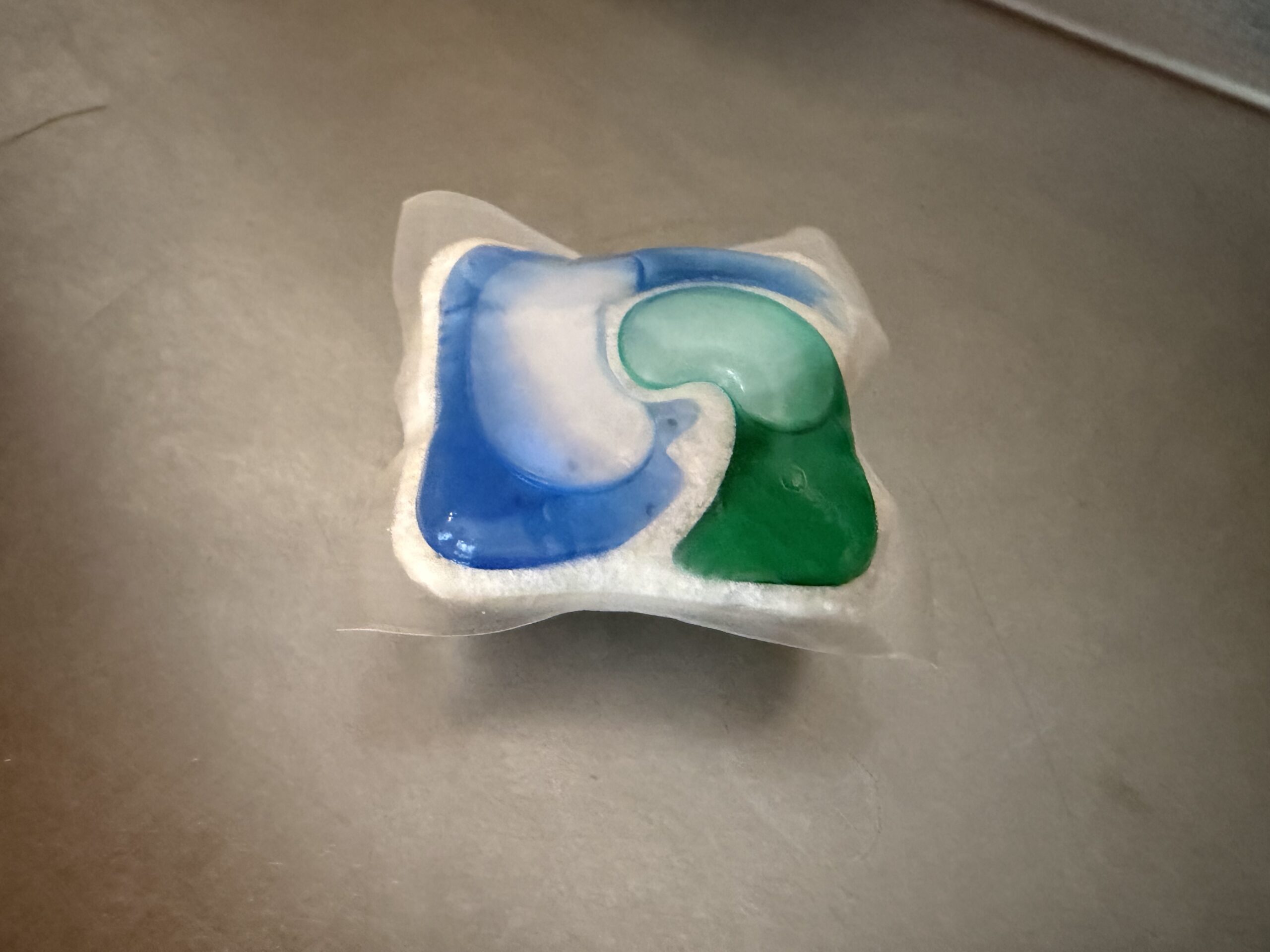 ジョイ ジェルタブの実物。青と緑のジェルが水に溶けるフィルムに包まれている
